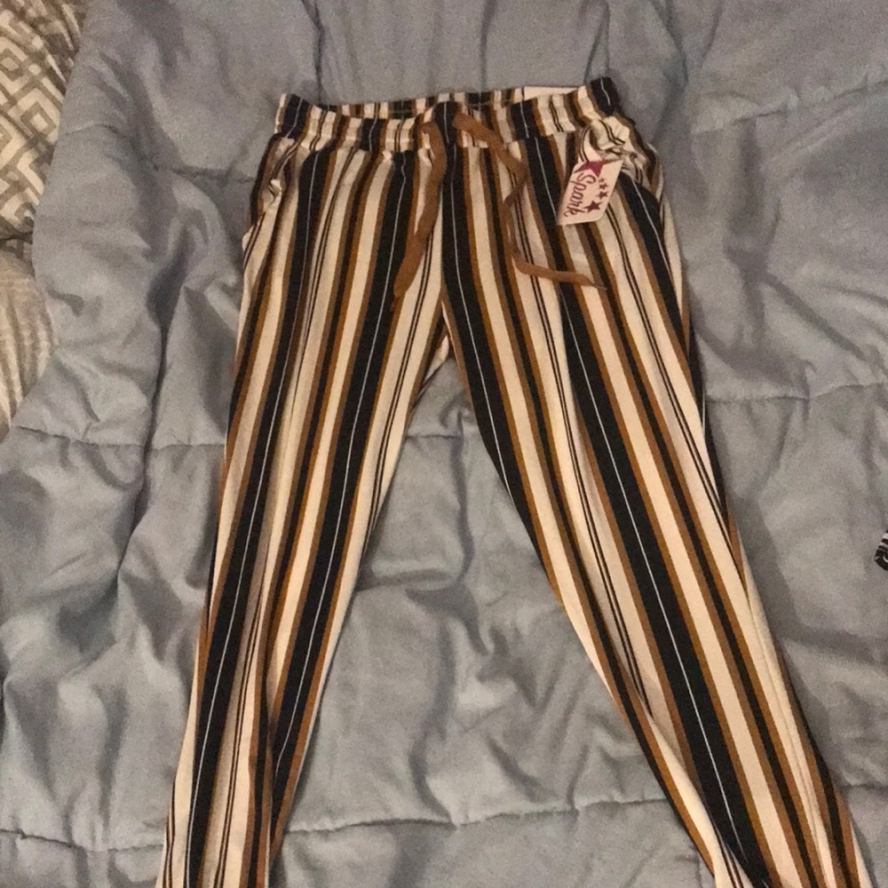 L/XL the color is black white and light brown